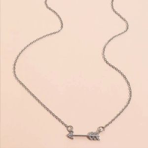 🌟🌟NEW🌟🌟BEAUTIFUL!! Horizontal Arrow Necklace in SILVER with tiny stones🌟🌟